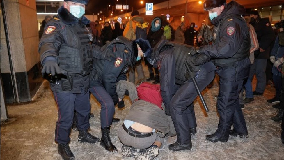 Russian police detain a Navalny supporters at Moscow's Vnukovo airport. Photo: 17 January 2021