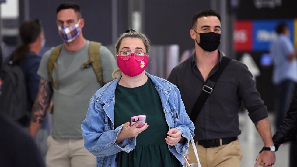 Korona virus: U Srbiji 21 preminulih, opada broj zaraženih - puna odeljenja intenzivne nege u Britaniji 1 Passengers wearing masks walk through Melbourne Airport to take domestic flights in January 2021