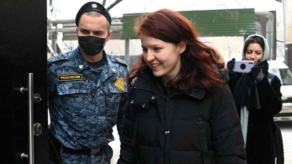 Kira Yarmysh entering a Moscow court, 22 Jan 21