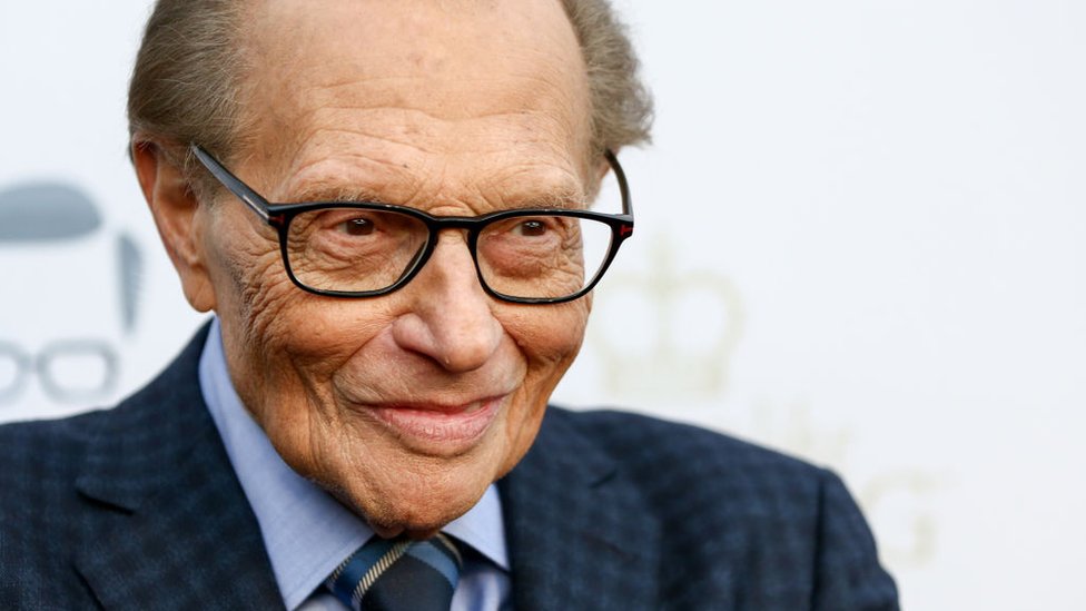 Lari King: Čuveni američki TV voditelj preminuo od posledica korona virusa u 87. godini 1 Larry King in California in 2017