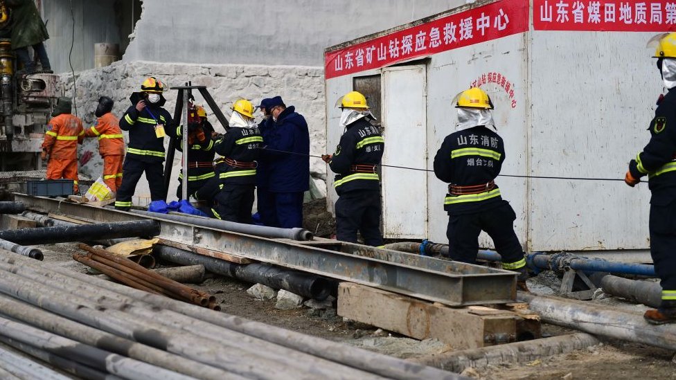 Kina i rudarske nesreće: Jedanaest rudara izvučeno iz jame posle dve nedelje 1 Rescuers work at the explosion site of a gold mine on January 20, 2021 in Qixia, Shandong