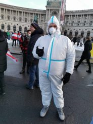 Protest u Beču protiv mera zbog korona virusa Beč: Protestna šetnja protiv „korona diktature” (FOTO) 10