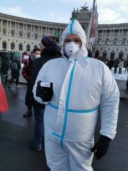 Protest u Beču protiv mera zbog korona virusa Beč: Protestna šetnja protiv „korona diktature” (FOTO) 9