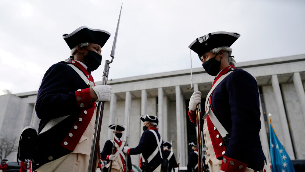 Trampovci prave "kontrainauguraciju" 1