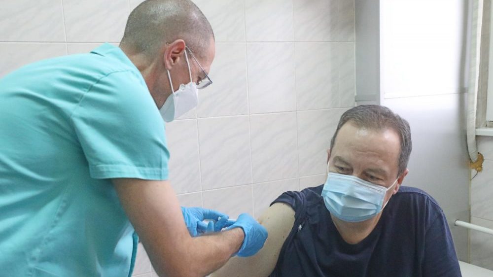 Dačić, Vulin i Đerlek primili rusku vakcinu Sputnjik V 1