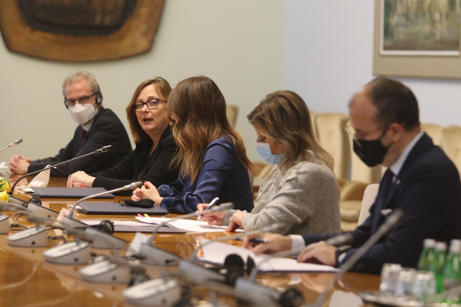 Srbija potpisala sporazum o donaciji sa EBRD za širokopojasni internet 2 Srbija potpisala sporazum o donaciji sa EBRD za širokopojasni internet 2