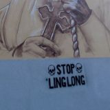 Ispod murala patrijarhu Irineju u Zrenjaninu ispisan grafit Stop Linglong 14