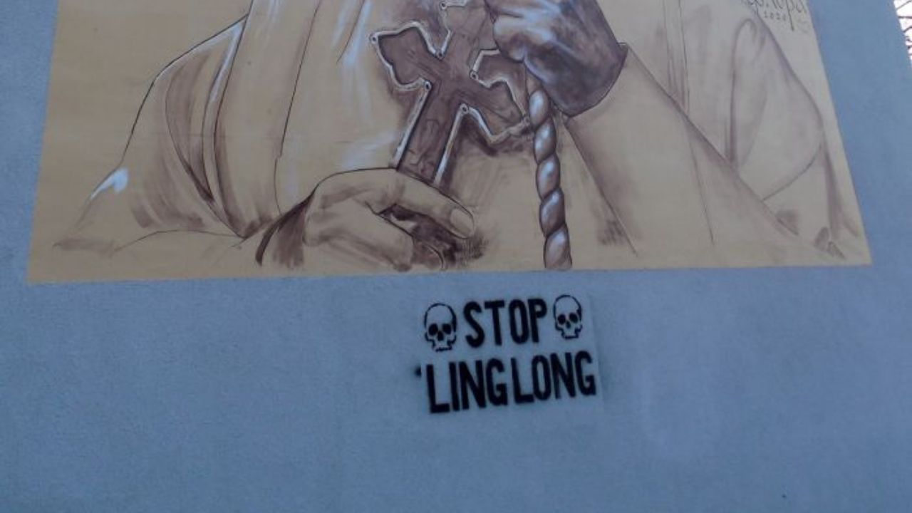 Ispod murala patrijarhu Irineju u Zrenjaninu ispisan grafit Stop Linglong 1