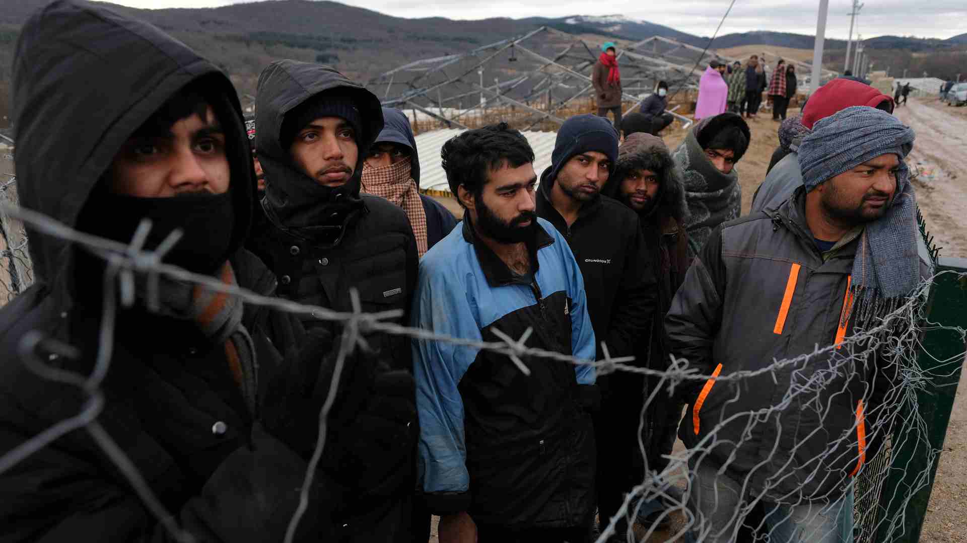 Migranti u kampu "Lipa" odbijaju hranu, još nisu smešteni u šatore (FOTO) 1