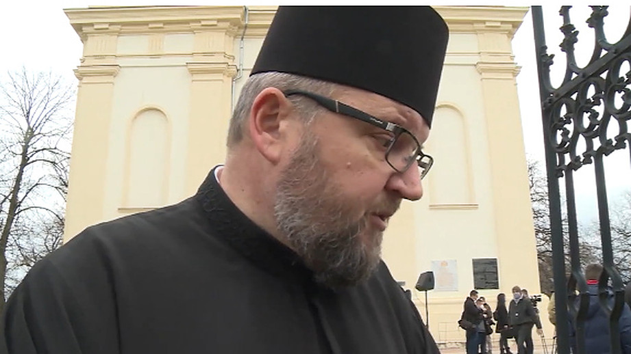 Ekipi televizije N1 zabranjeno da uđe u portu gde je služen parastos žrtvama Racije 1