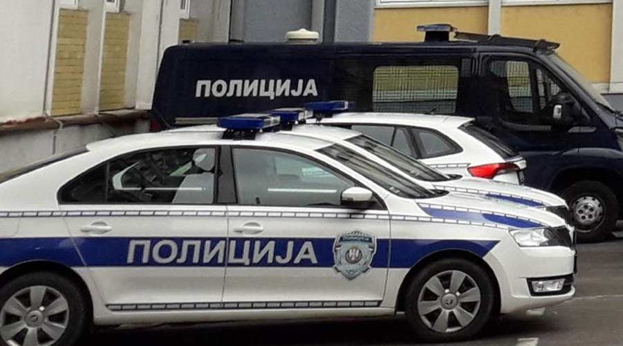 Kosovska policija kontroliše vozila koja ulaze u krug KBC Kosovska Mitrovica 1