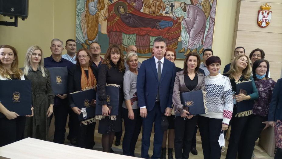 Uručena priznanja prosvetnim radnicima Pirota ''Sveti Sava'' 1