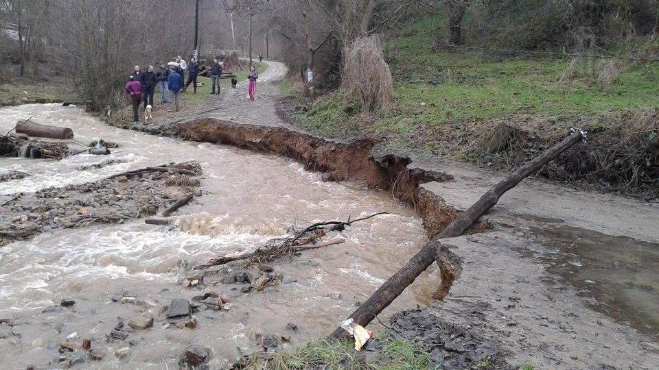 Vanredna situacija u više opština na jugu, evakuisane 34 osobe iz poplavljenih područja (FOTO) 4