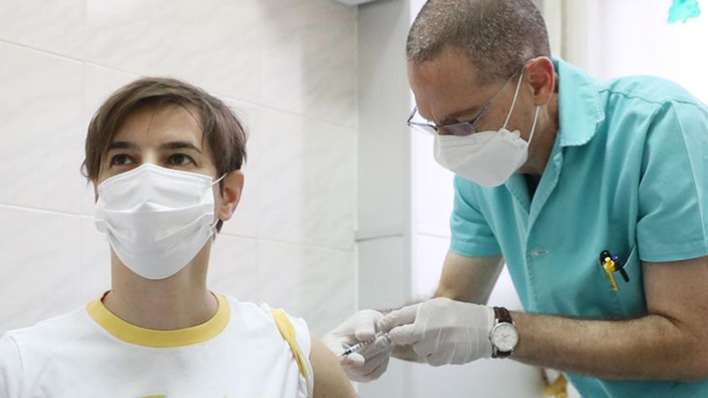 Brnabić primila drugu dozu vakcine, pozvala građane da učine isto 1