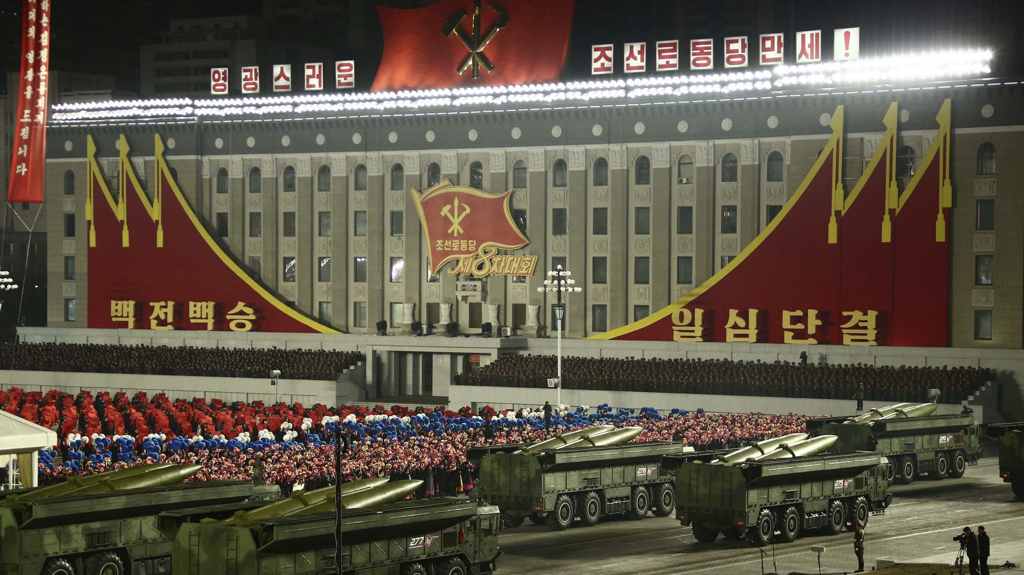 Vojna parada za kraj kongresa Radničke partije Severne Koreje (FOTO) 1