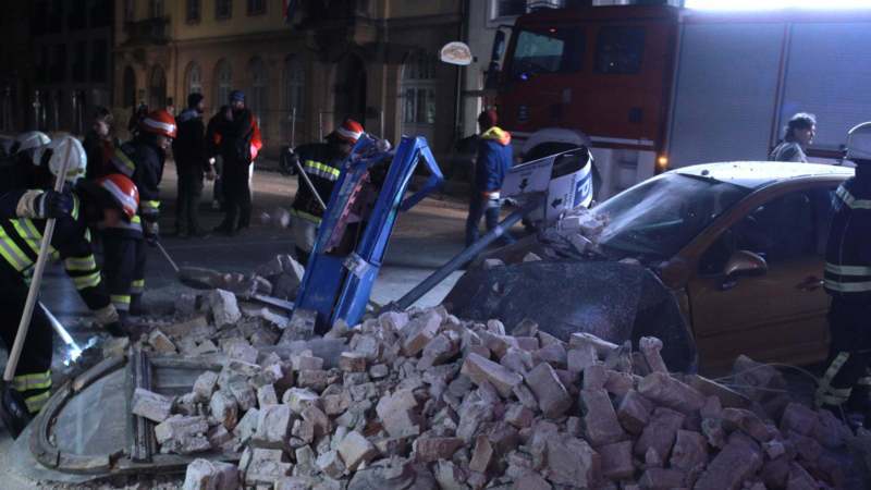 Vatrogasci u Sisku uklanjaju zvonik katedrale oštećene zemljotresom 1