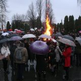 Naložen badnjak ispred Hrama Svetog Save 6