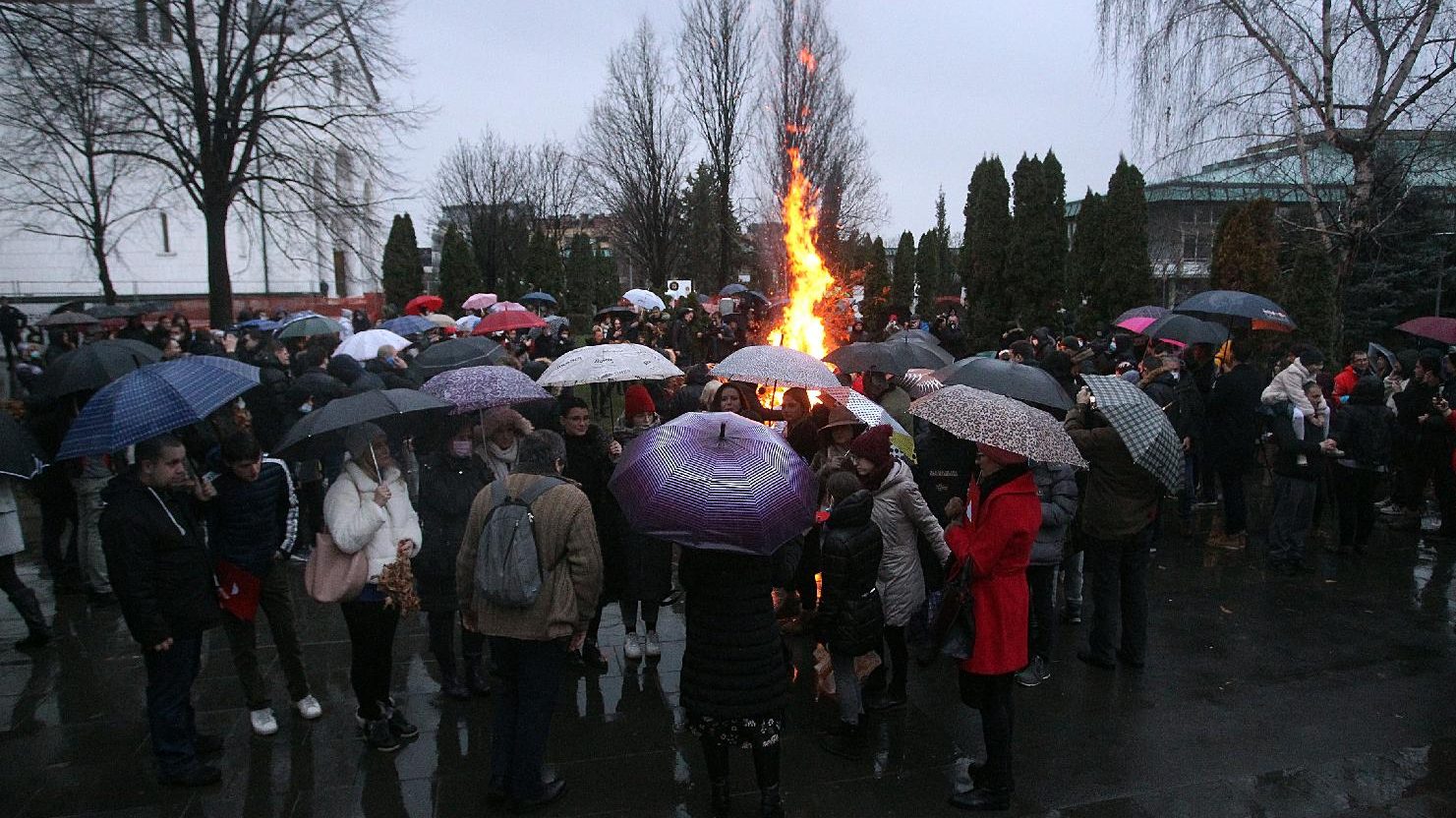 Naložen badnjak ispred Hrama Svetog Save 1