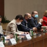 Za vikend otvorene samo apoteke, prodavnice i pumpe, stariji osnovci prelaze na onlajn 1