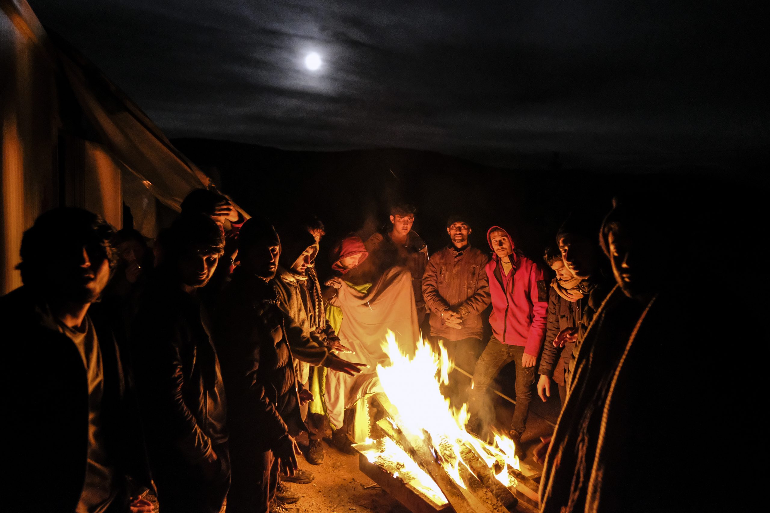 Migranti u kampu "Lipa" odbijaju hranu, još nisu smešteni u šatore (FOTO) 3
