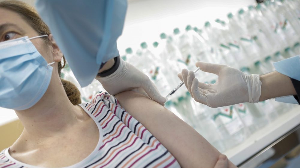 Da li je potrebna treća doza vakcine za ljude sa manje antitela? (VIDEO) 2