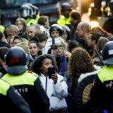 Holandski demonstranti protiv policijskog časa zapalili centar za testiranje na korona virus 3