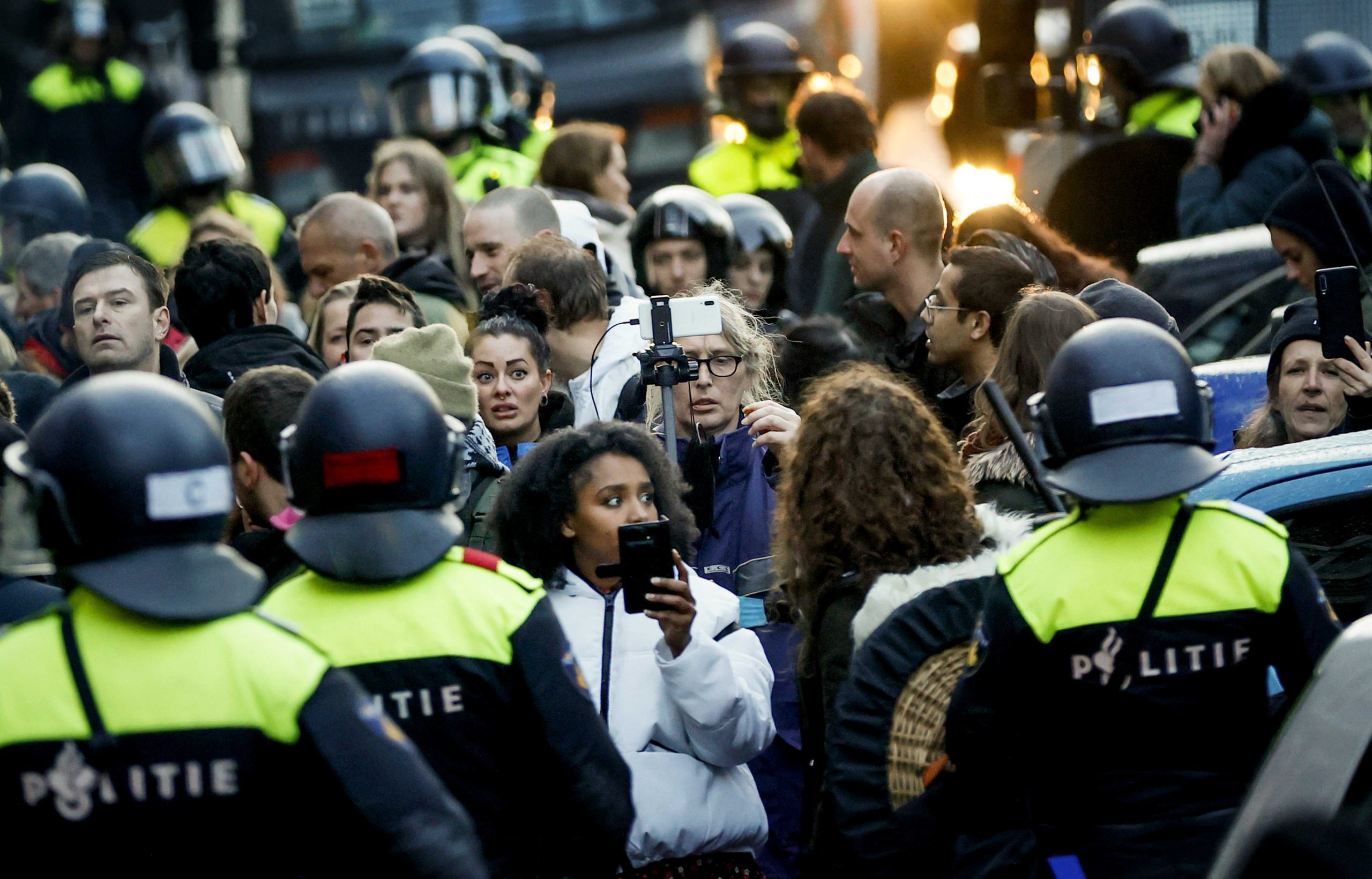 Holandski demonstranti protiv policijskog časa zapalili centar za testiranje na korona virus 1