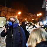 Demonstranti u Varšavi na policiju grudvama snega, a ona na njih suzavcem 8