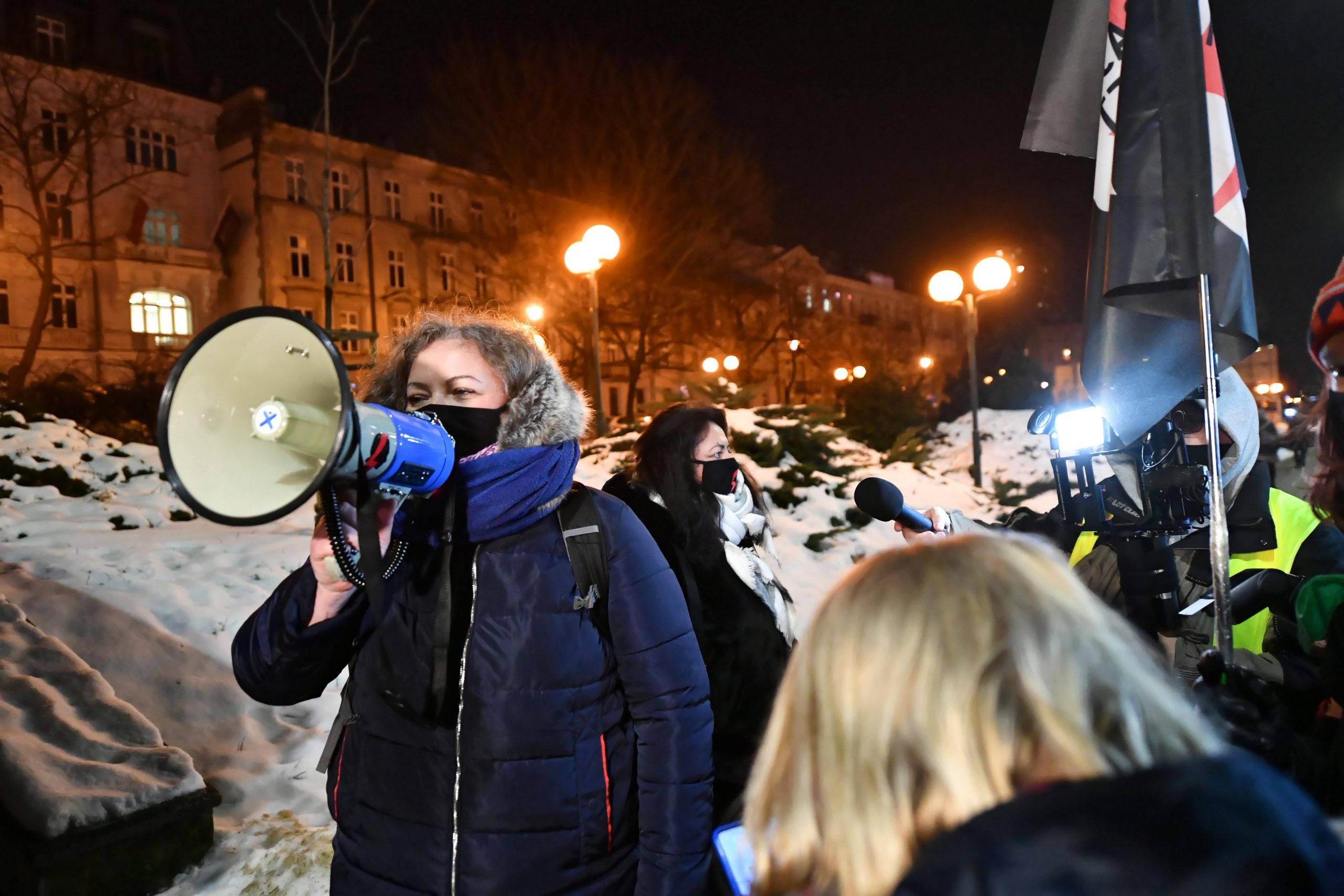 Demonstranti u Varšavi na policiju grudvama snega, a ona na njih suzavcem 1