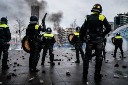 Holandija protesti, neredi, korona virus,Riots in Rotterdam Višednevni neredi u Holandiji usled frustracija i tenzija zbog virusa korona (FOTO) 13