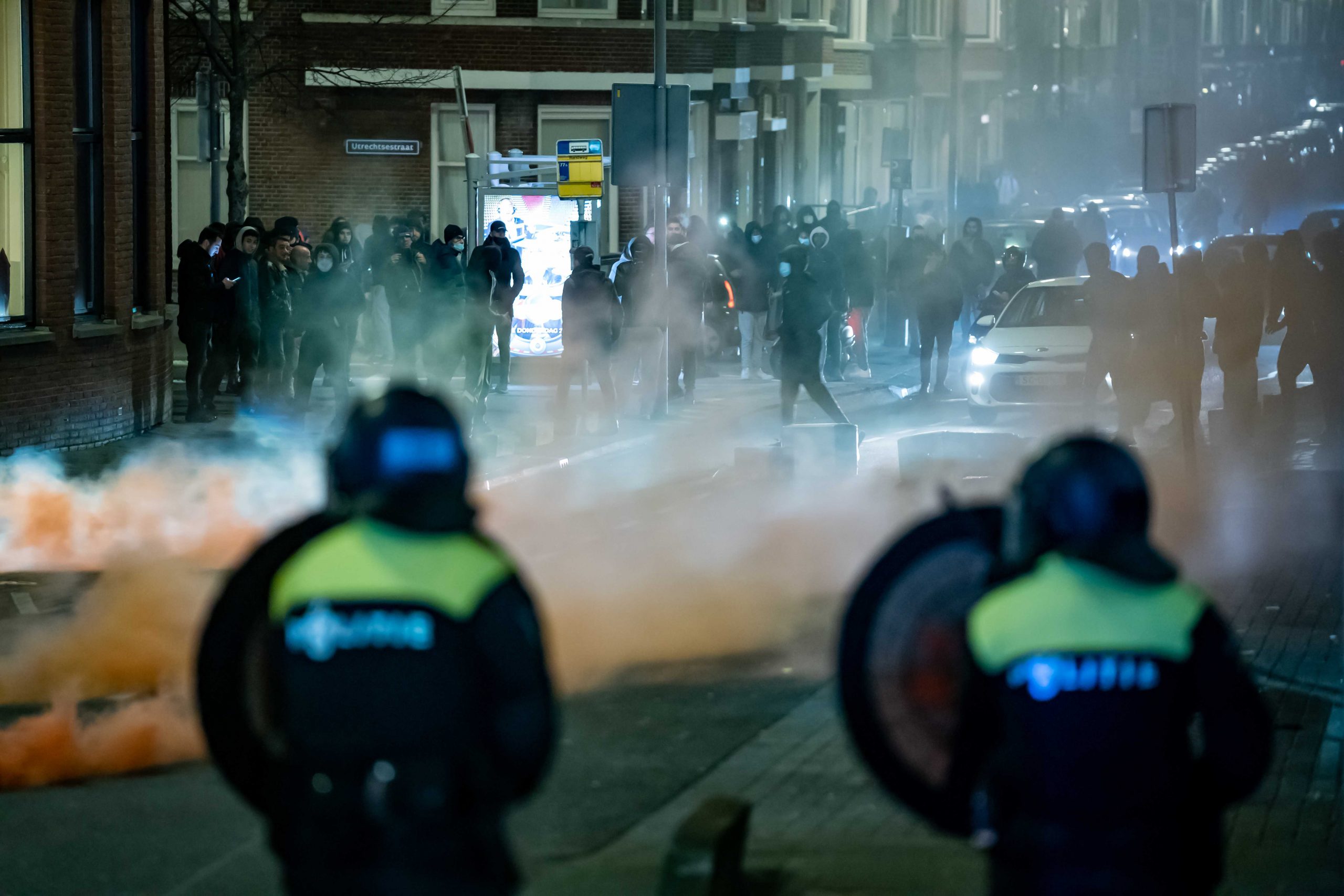 Višednevni neredi u Holandiji usled frustracija i tenzija zbog virusa korona (FOTO) 1