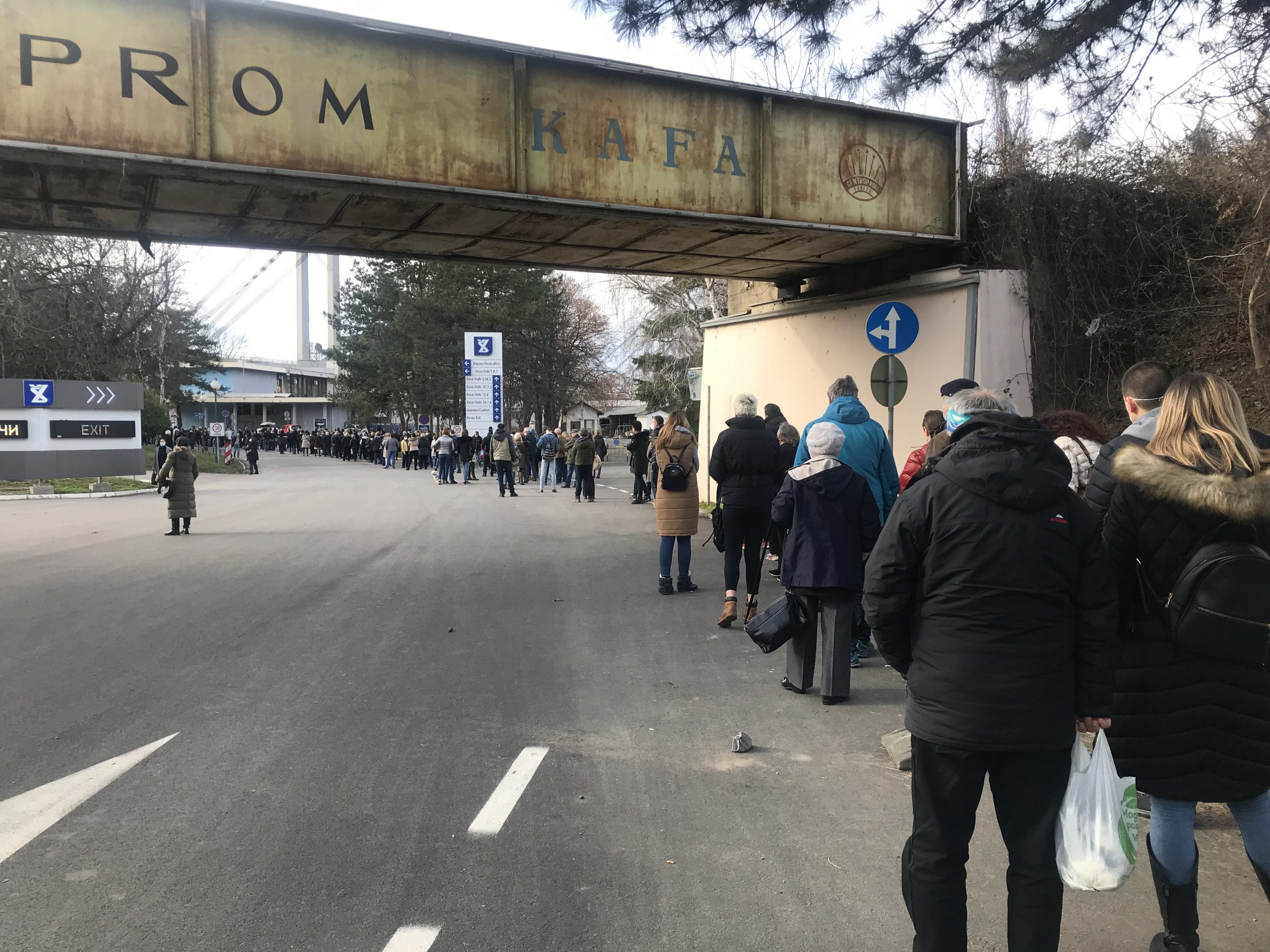 Nezakazani čekaju na Beogradskom sajmu po tri sata u redu za vakcinu (VIDEO) 1