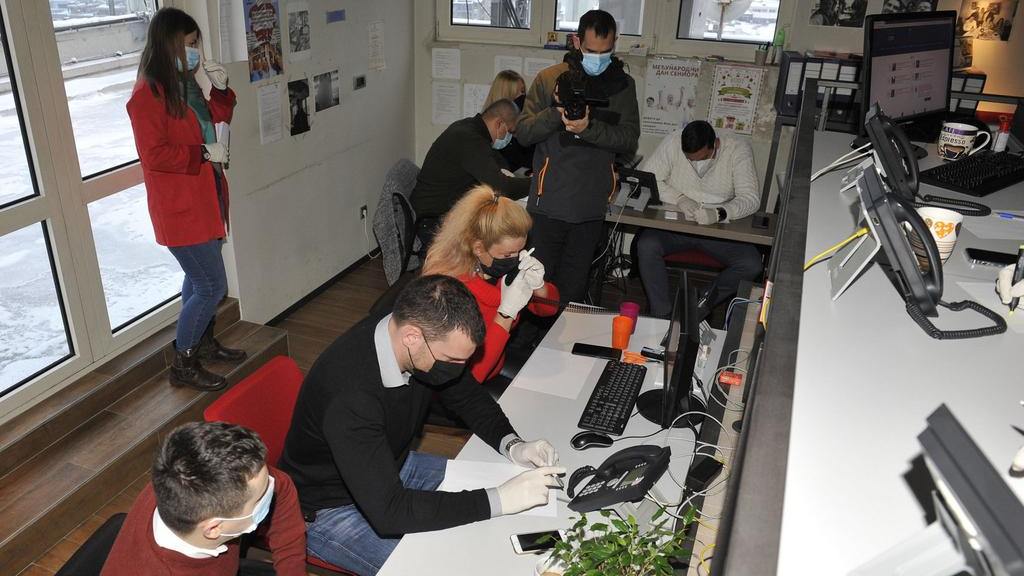 Počeli sa radom kol centri za pomoć starijim sugrađanima oko vakcinacije 1