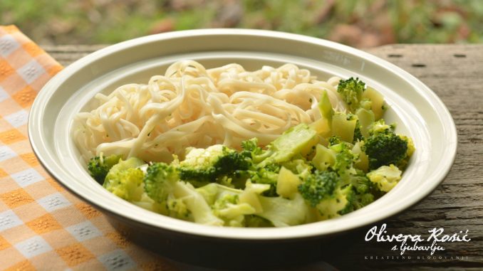 Vege recept: Pirinčani rezanci sa brokolijem 1