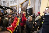 Protestors enter US Capitol Policija rasterala Trampove pristalice i kompleks Kongresa SAD proglasila bezbednim, jedna osoba preminula (VIDEO, FOTO) 6
