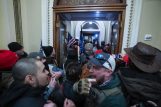 Protestors enter US Capitol Policija rasterala Trampove pristalice i kompleks Kongresa SAD proglasila bezbednim, jedna osoba preminula (VIDEO, FOTO) 5