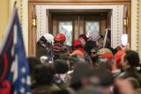 Protestors enter US Capitol Policija rasterala Trampove pristalice i kompleks Kongresa SAD proglasila bezbednim, jedna osoba preminula (VIDEO, FOTO) 4