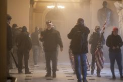 Protestors enter US Capitol Policija rasterala Trampove pristalice i kompleks Kongresa SAD proglasila bezbednim, jedna osoba preminula (VIDEO, FOTO) 8