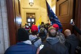 Protestors storm the US Capitol Policija rasterala Trampove pristalice i kompleks Kongresa SAD proglasila bezbednim, jedna osoba preminula (VIDEO, FOTO) 7