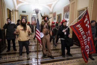 Protestors storm the US Capitol Policija rasterala Trampove pristalice i kompleks Kongresa SAD proglasila bezbednim, jedna osoba preminula (VIDEO, FOTO) 2