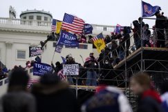 Supporters of President Trump on the grounds of the US Capitol Policija rasterala Trampove pristalice i kompleks Kongresa SAD proglasila bezbednim, jedna osoba preminula (VIDEO, FOTO) 9