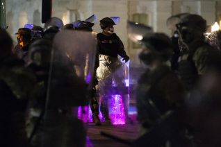 Aftermath of riots in the US Capitol Policija rasterala Trampove pristalice i kompleks Kongresa SAD proglasila bezbednim, jedna osoba preminula (VIDEO, FOTO) 12