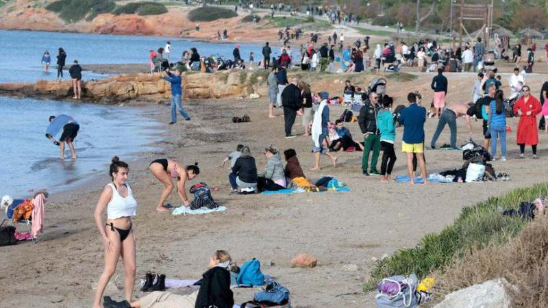 Vruć talas u Grčkoj: 28 stepeni, Grci masovno na plažama (FOTO) 1