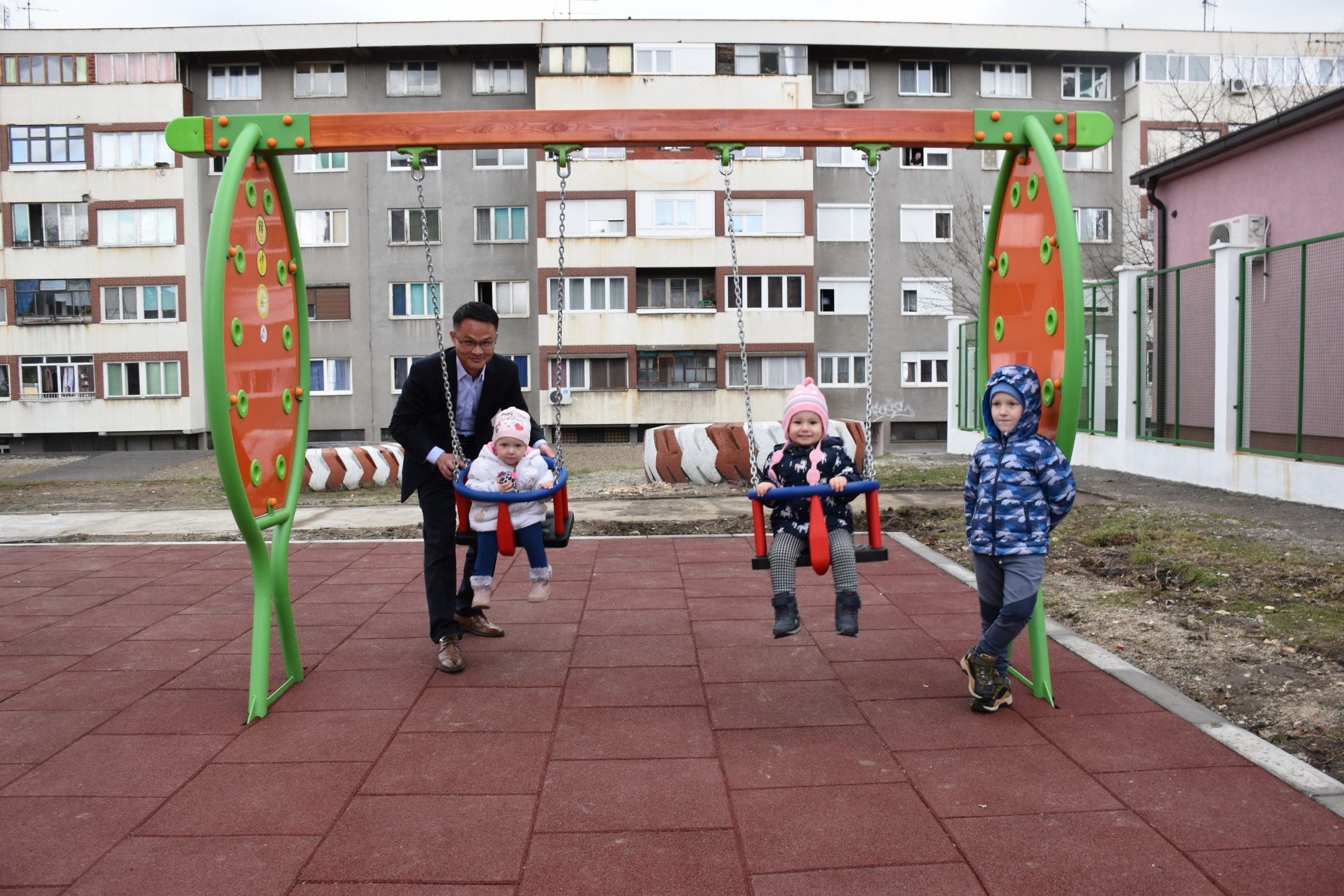 Izgradnju modernog dečijeg igrališta „Crvenkapa“ u Boru pomogla Serbia Zijin Copper 1