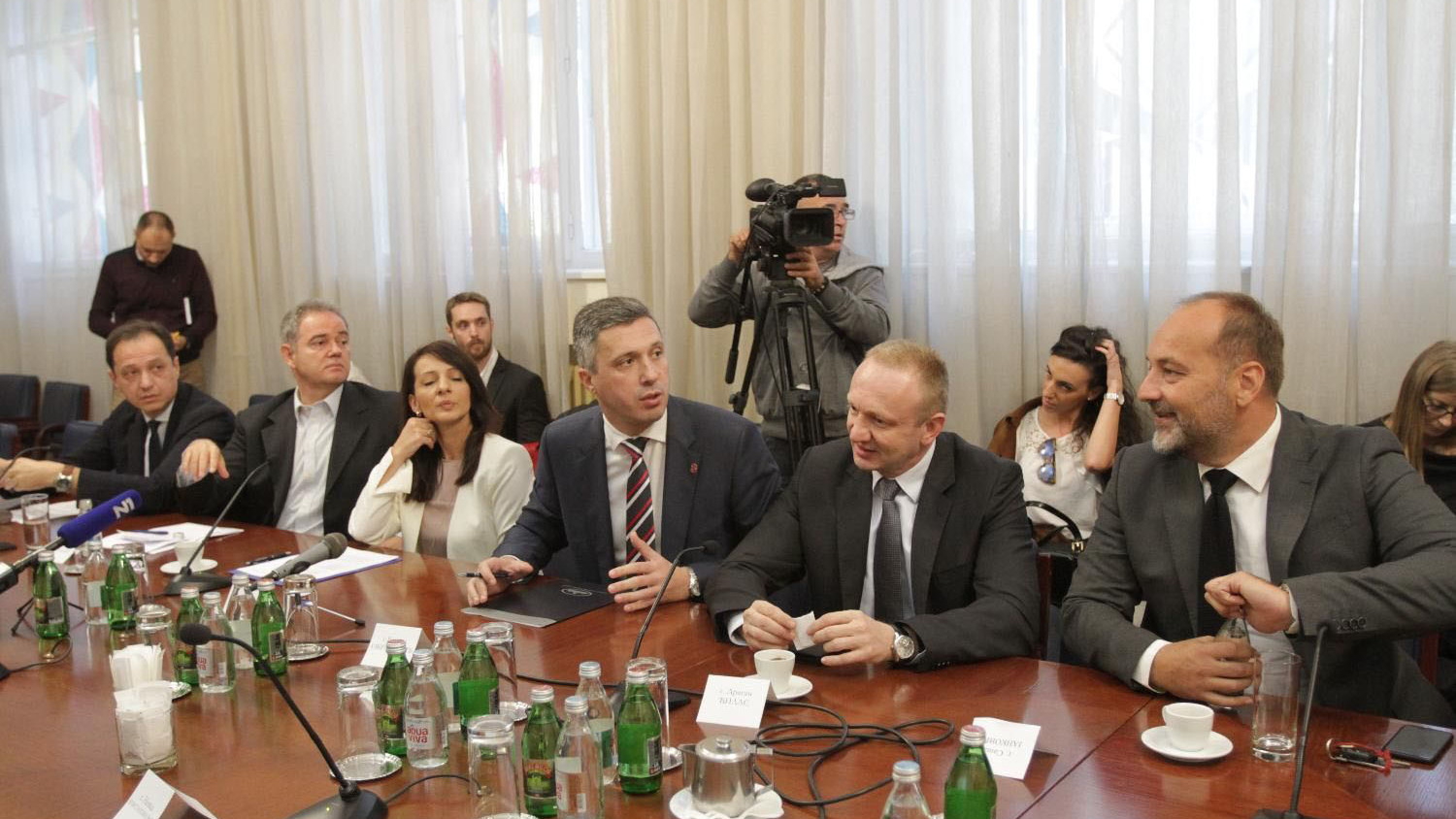 Dijalog o dijalogu svih nije realan 1