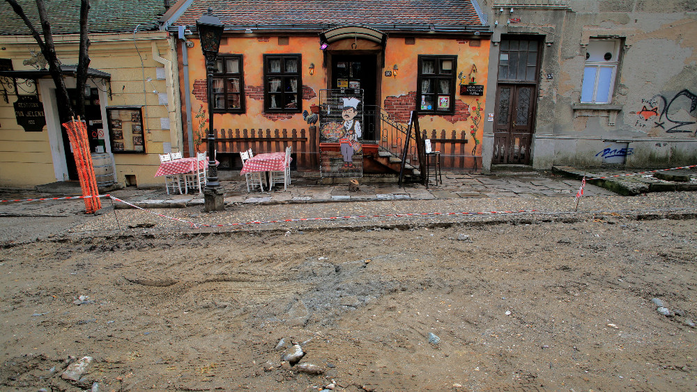 Više novinara nego radnika i mašina u Skadarliji 1