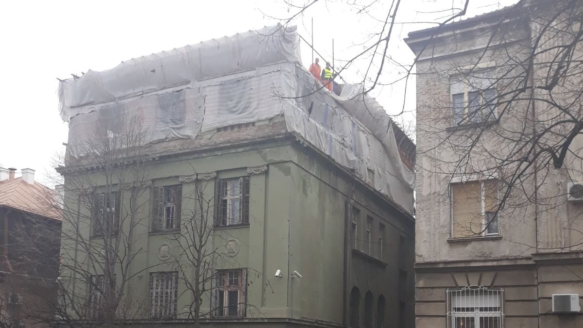 Počelo rušenje nadzidanog dela objekta u Krunskoj 79 1