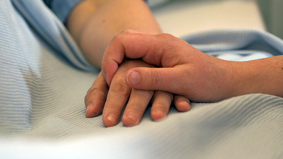 Svetski dan borbe protiv raka: „Korona virusa sam se plašila više nego oba karcinoma“ 3 A hospital patient's hand is held by the hand of another person