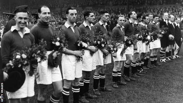 13th November 1945 Chelsea line up at Stamford Bridge with the bouquets of flowers presented to them by the Moscow Dynamo team before their match (Photo by Topical Press Agency_Getty Images)GettyImages-3309710