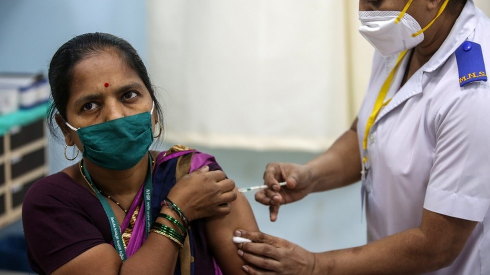 Vakcinacija protiv korona virusa: Kako napreduju Balkan i svet - iz dana u dan 5 A woman gets a vaccines at Rajawadi Hospital in Mumbai, India